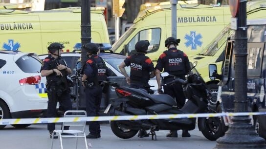 Polic&iacute;as en las inmediaciones del atropello masivo en Barcelona