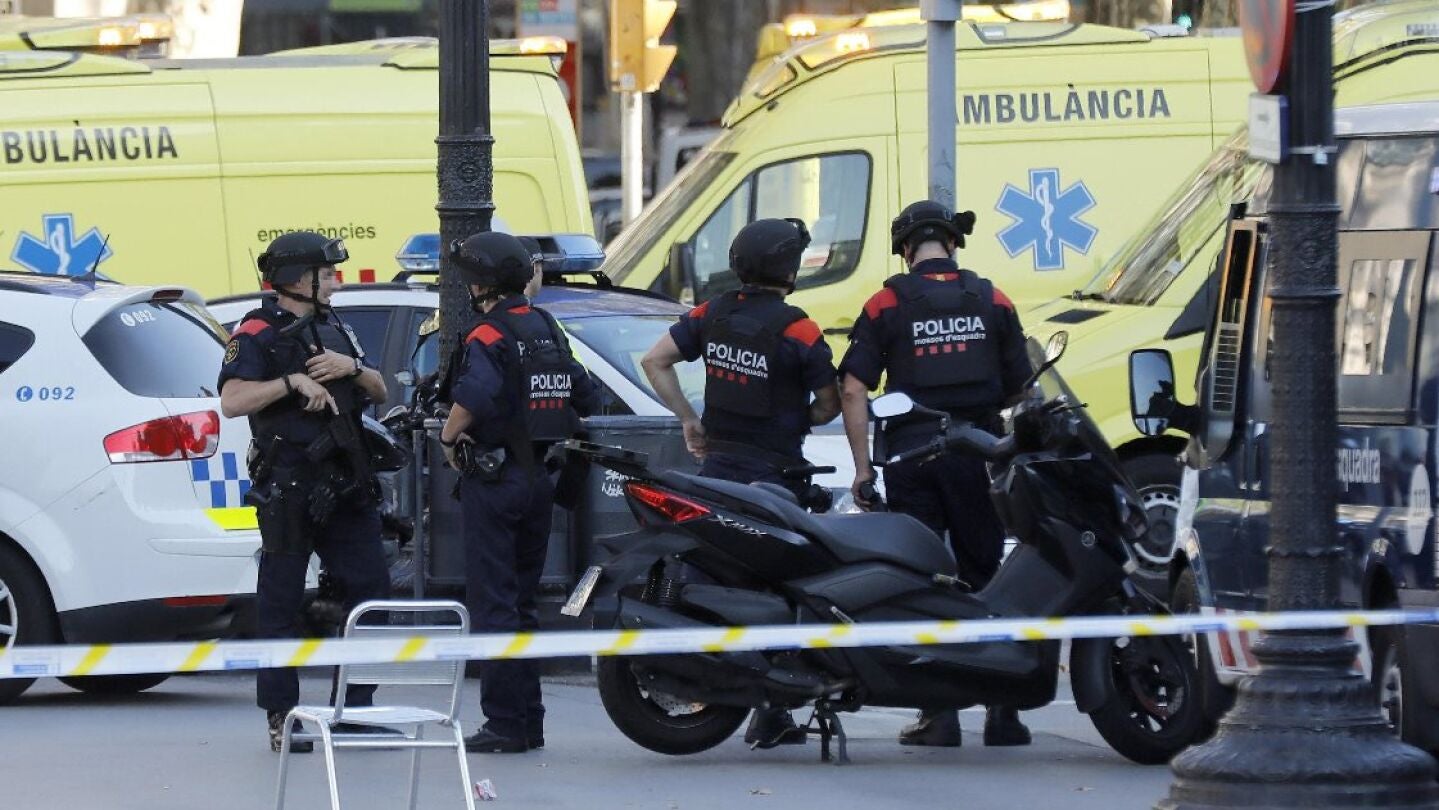 Polic&iacute;as en las inmediaciones del atropello masivo en Barcelona
