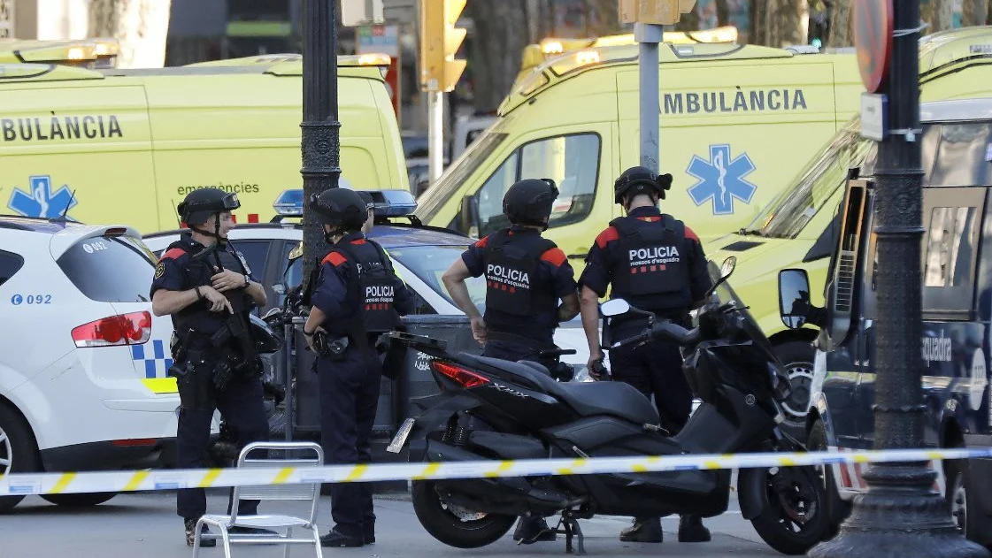 Policías en las inmediaciones del atropello masivo en Barcelona