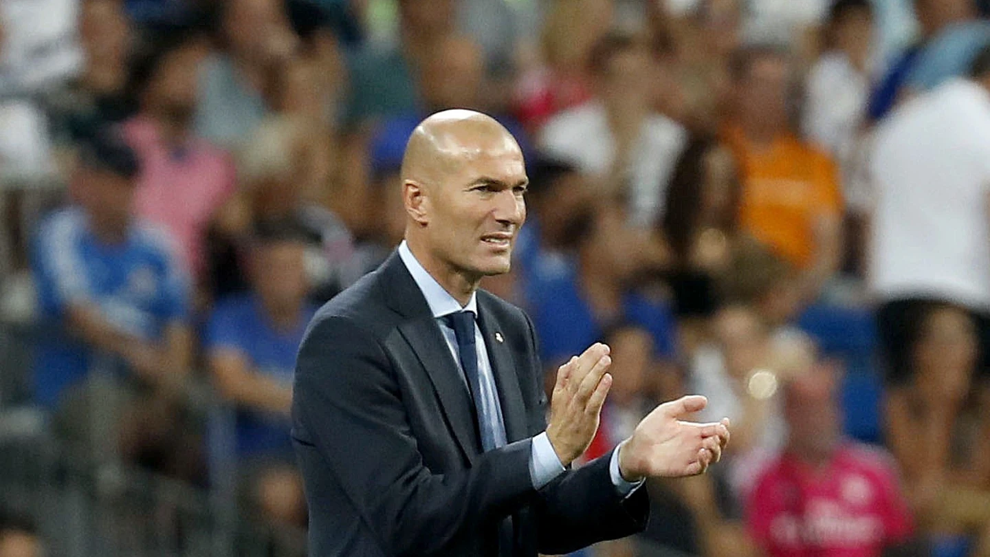 Zinedine Zidane da instrucciones desde la banda Zinedine Zidane da instrucciones desde la banda