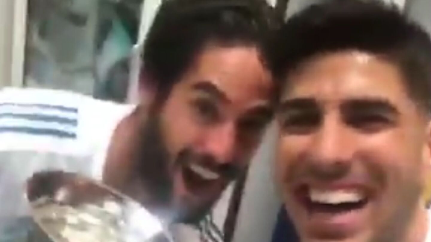 Isco y Marco Asensio celebran la Supercopa de Espa&ntilde;a