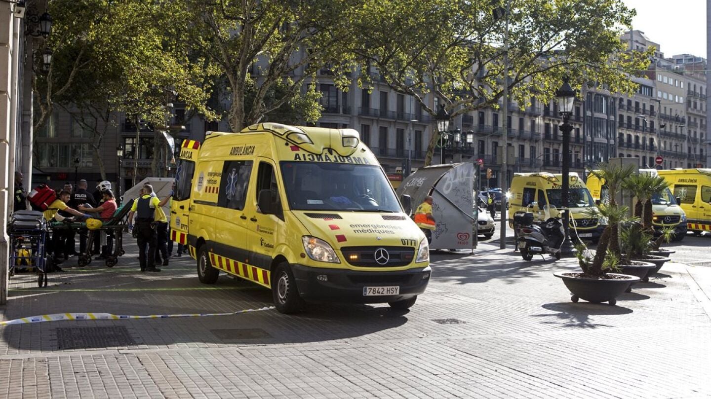 Ambulancias en las inmediaciones del atropello de Barcelona