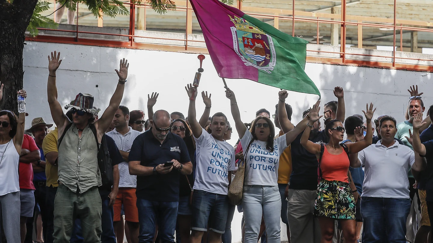 Concentración de los taxistas frente a la consejería de Fomento Concentración de los taxistas frente a la consejería de Fomento