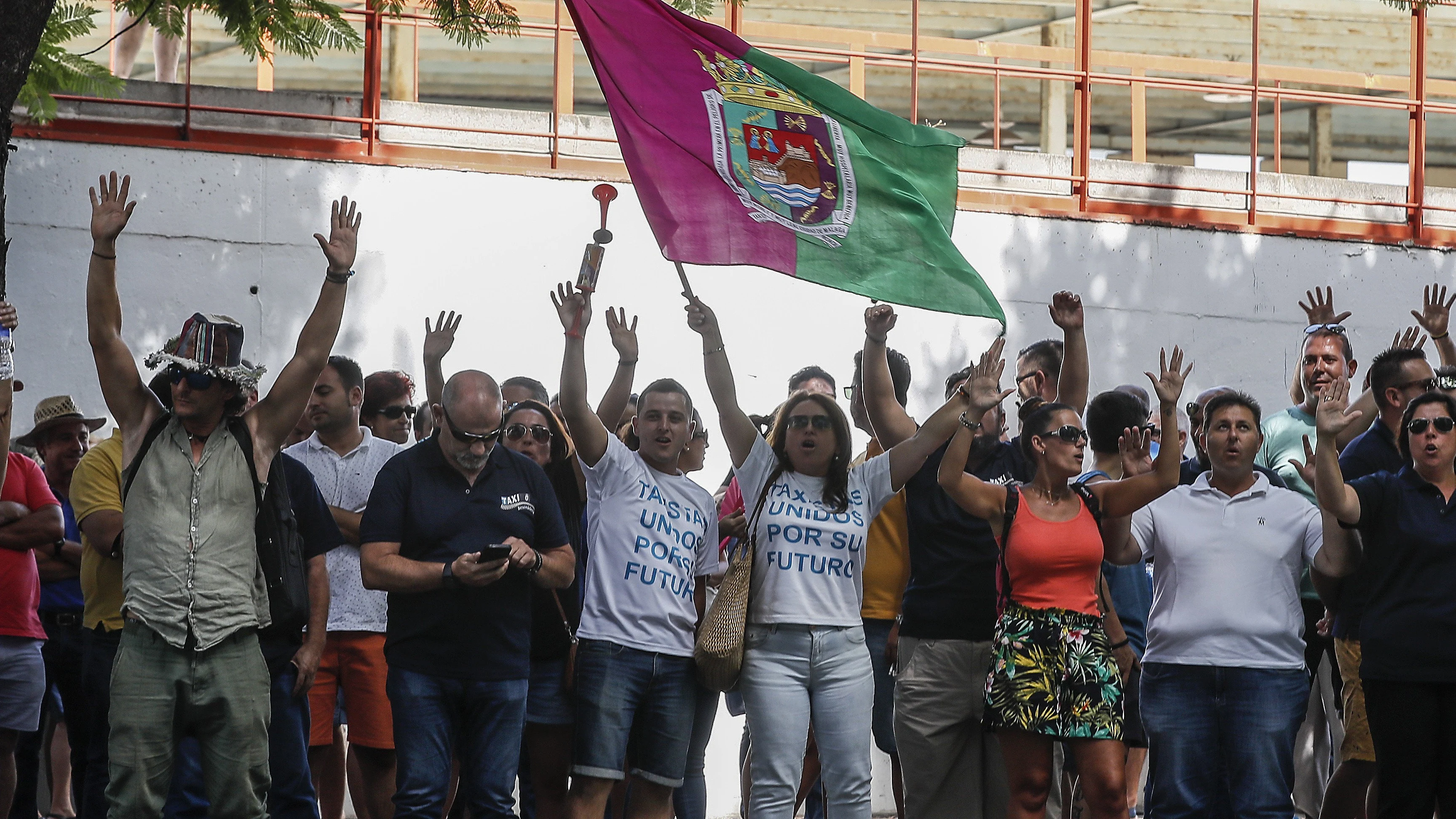 Concentración de los taxistas frente a la consejería de Fomento