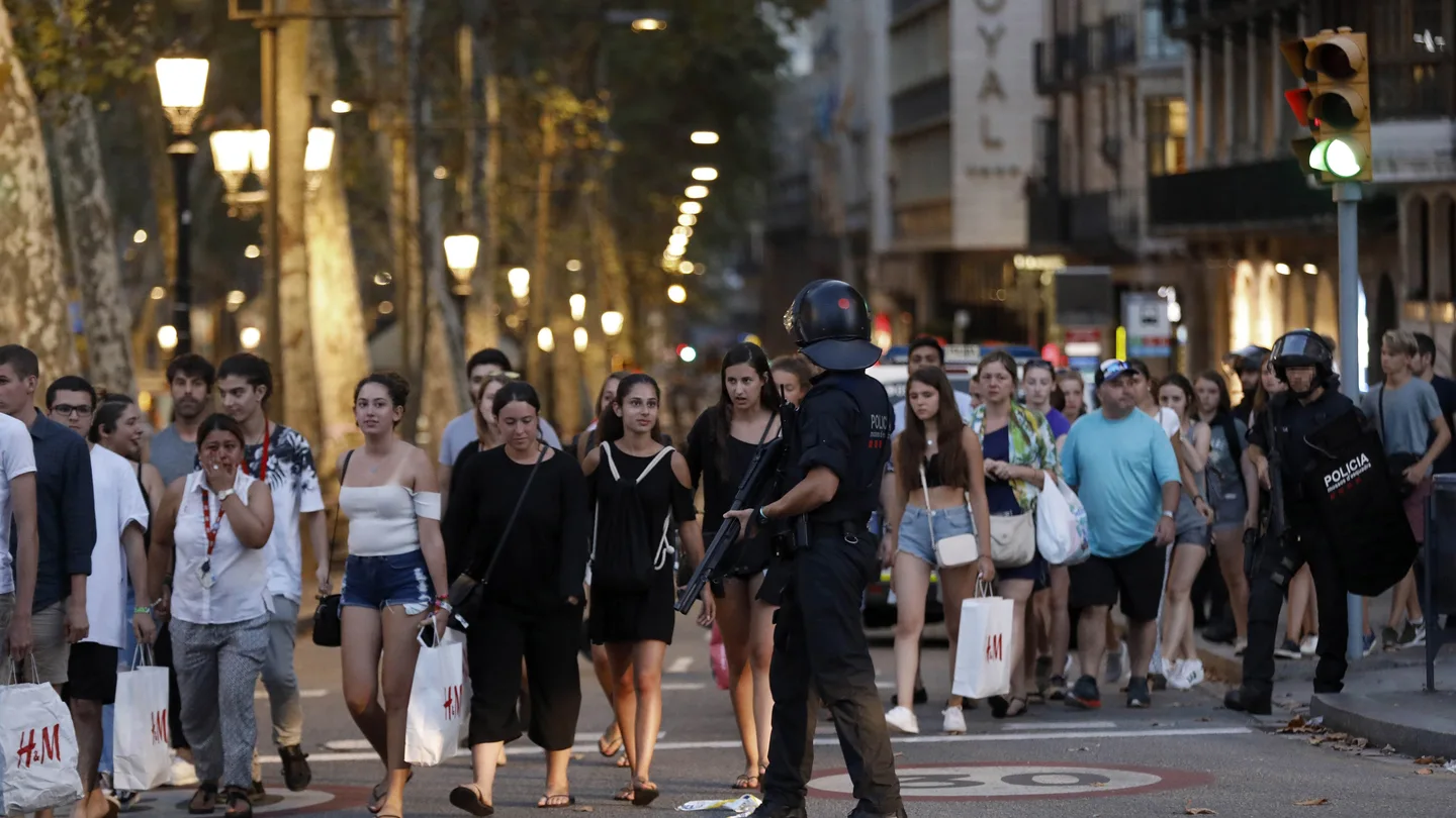 Un grupo de personas se desplaza tras el atentado en Barcelona Un grupo de personas se desplaza tras el atentado en Barcelona