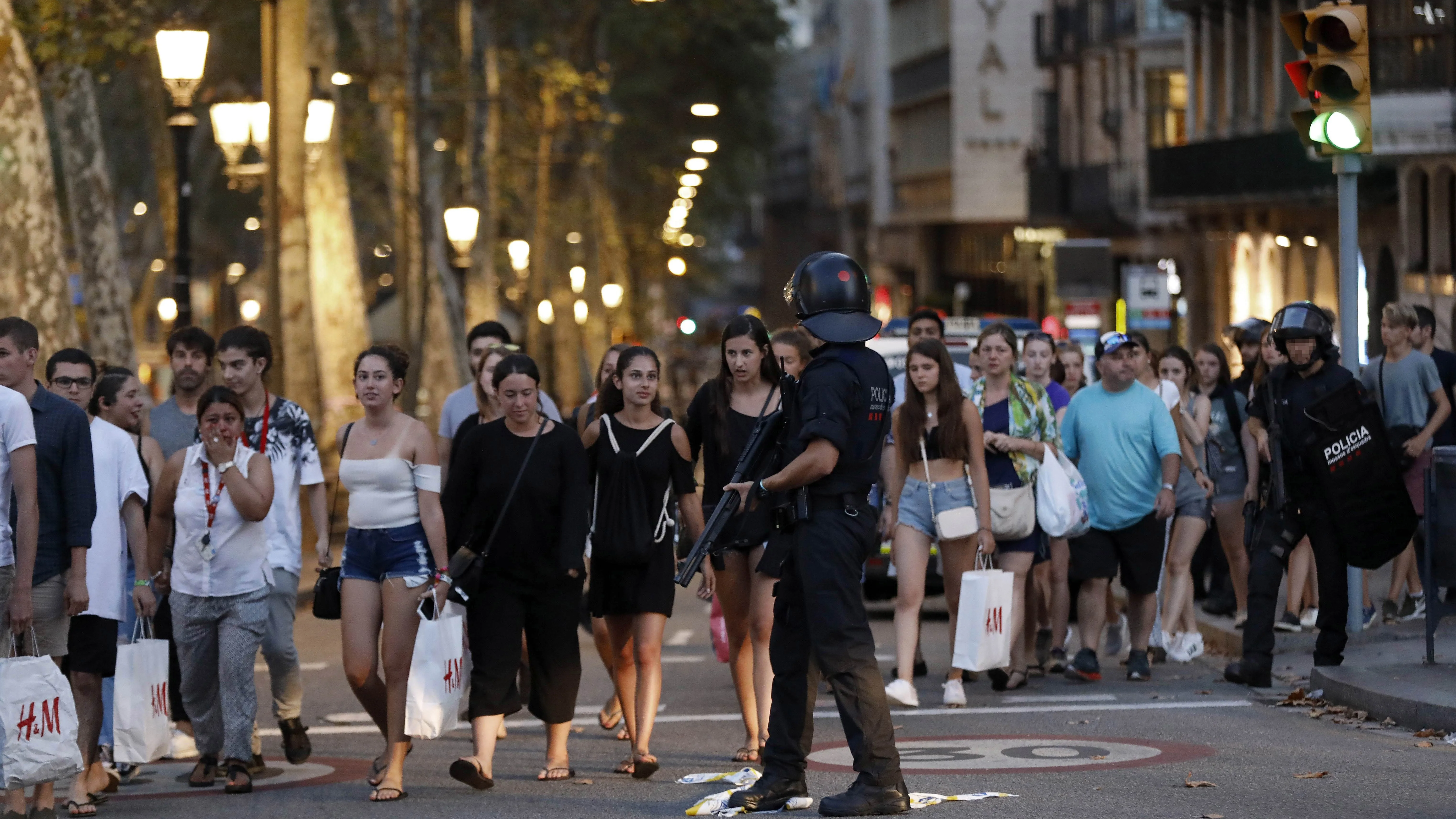 Un grupo de personas se desplaza tras el atentado en Barcelona