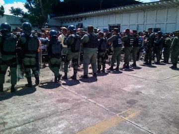 Funcionarios de la Guardia Nacional Bolivariana custodian las inmediaciones Funcionarios de la Guardia Nacional Bolivariana custodian las inmediaciones