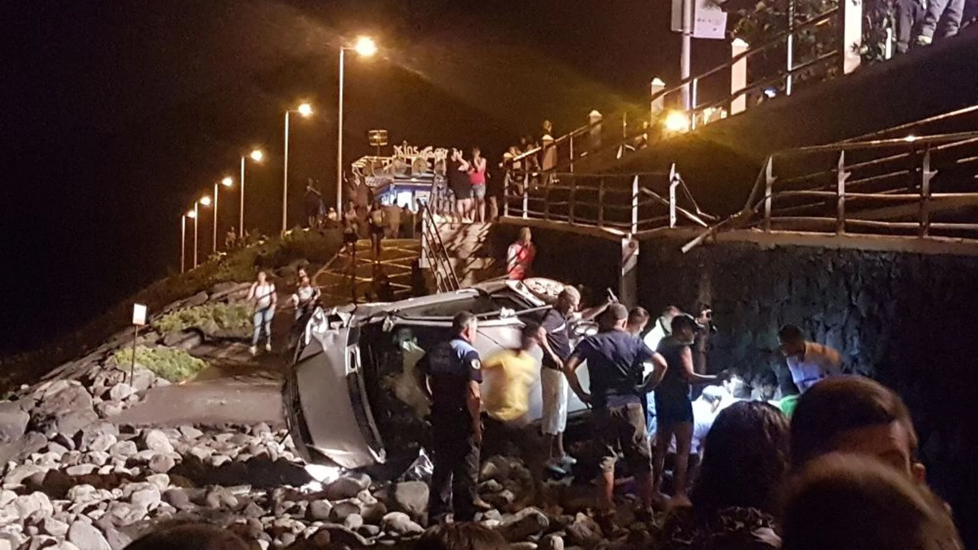 Muere una mujer al caer con su vehículo a una playa de Tenerife