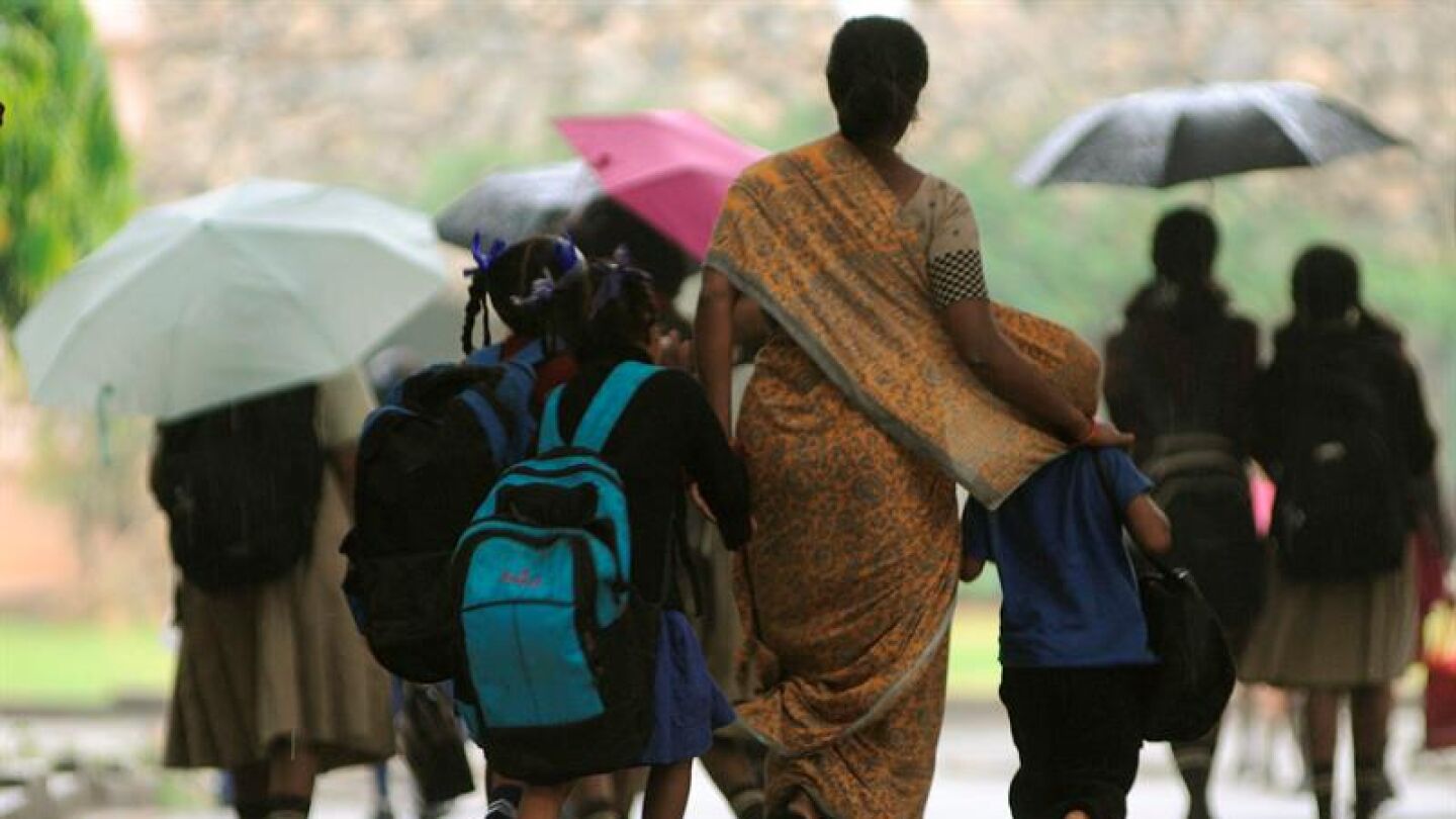 Un grupo de ni&ntilde;as camina hacia el colegio en Bangalore (India)