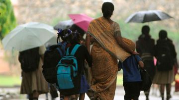 Un grupo de niñas camina en Bangalore (India)