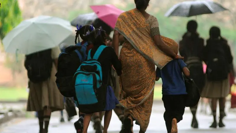 Un grupo de niñas camina hacia el colegio en Bangalore (India)