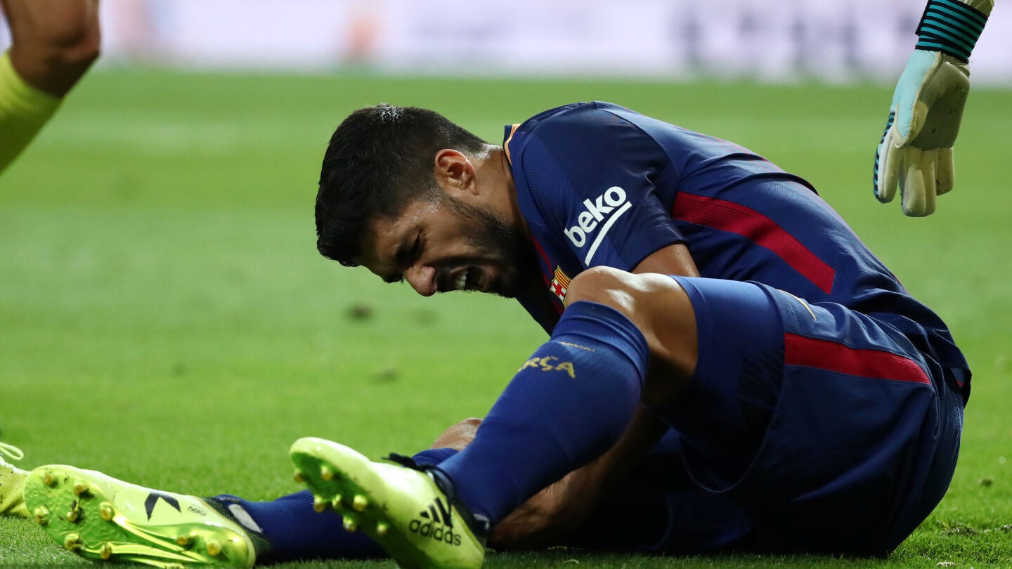 Luis Su&aacute;rez se duele sobre el c&eacute;sped del Bernab&eacute;u
