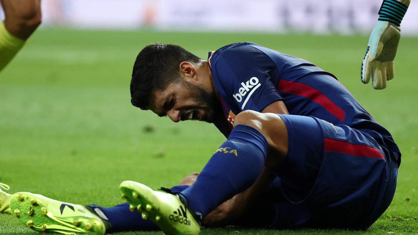 Luis Suárez se duele sobre el césped del Bernabéu Luis Suárez se duele sobre el césped del Bernabéu