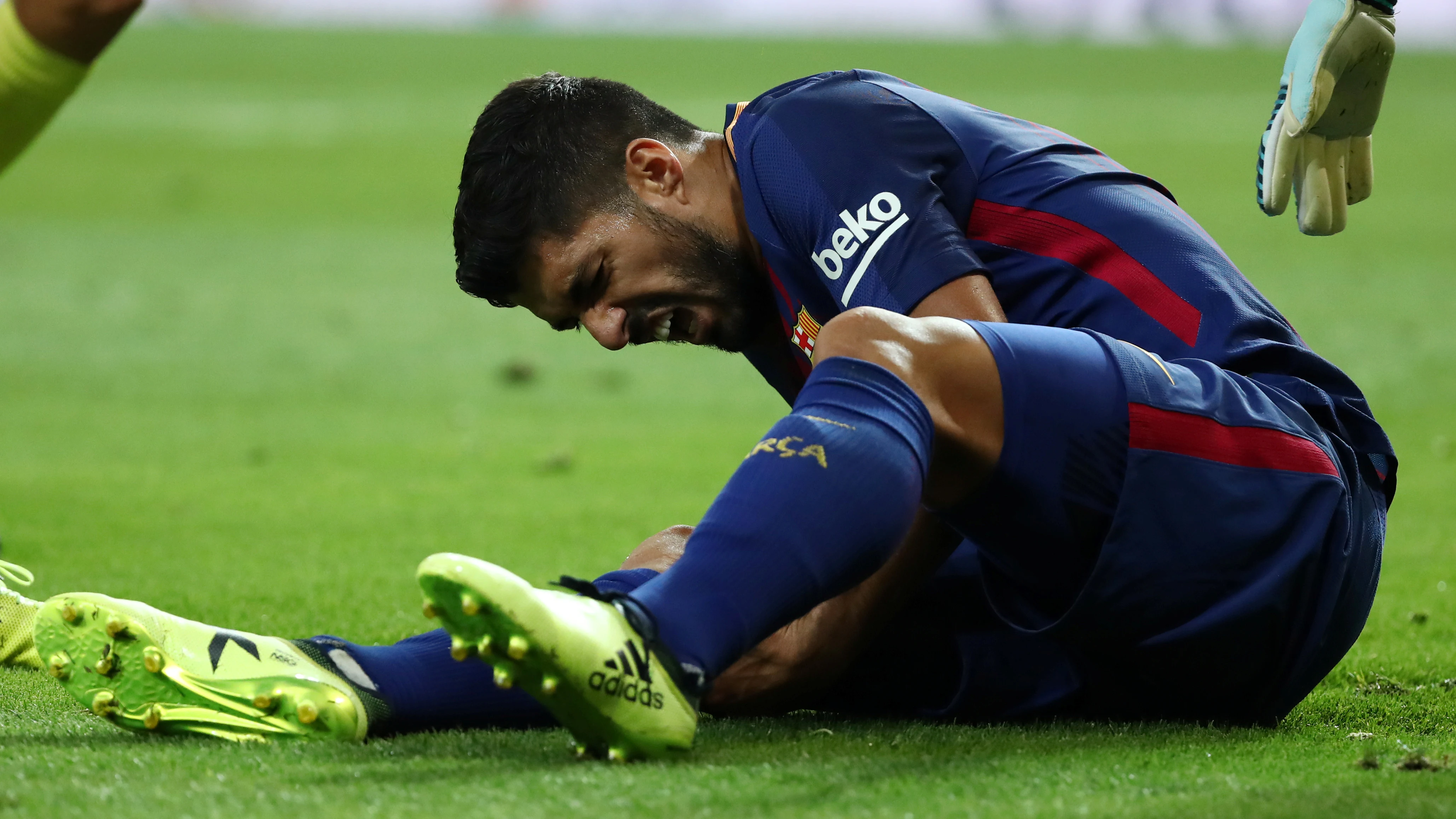 Luis Suárez se duele sobre el césped del Bernabéu