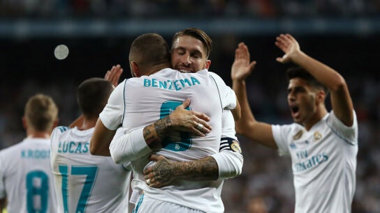 Sergio Ramos abraza a Benzema tras su gol contra el Barcelona en la Supercopa de Espa&ntilde;a