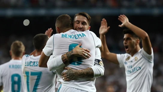 Sergio Ramos abraza a Benzema tras su gol contra el Barcelona en la Supercopa de España Sergio Ramos abraza a Benzema tras su gol contra el Barcelona en la Supercopa de España