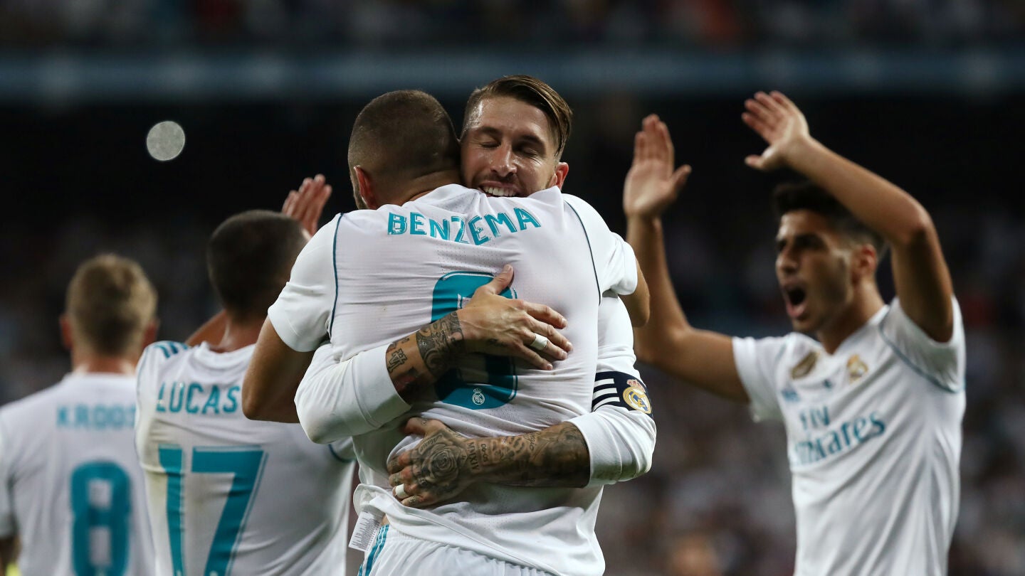 Sergio Ramos abraza a Benzema tras su gol contra el Barcelona en la Supercopa de Espa&ntilde;a