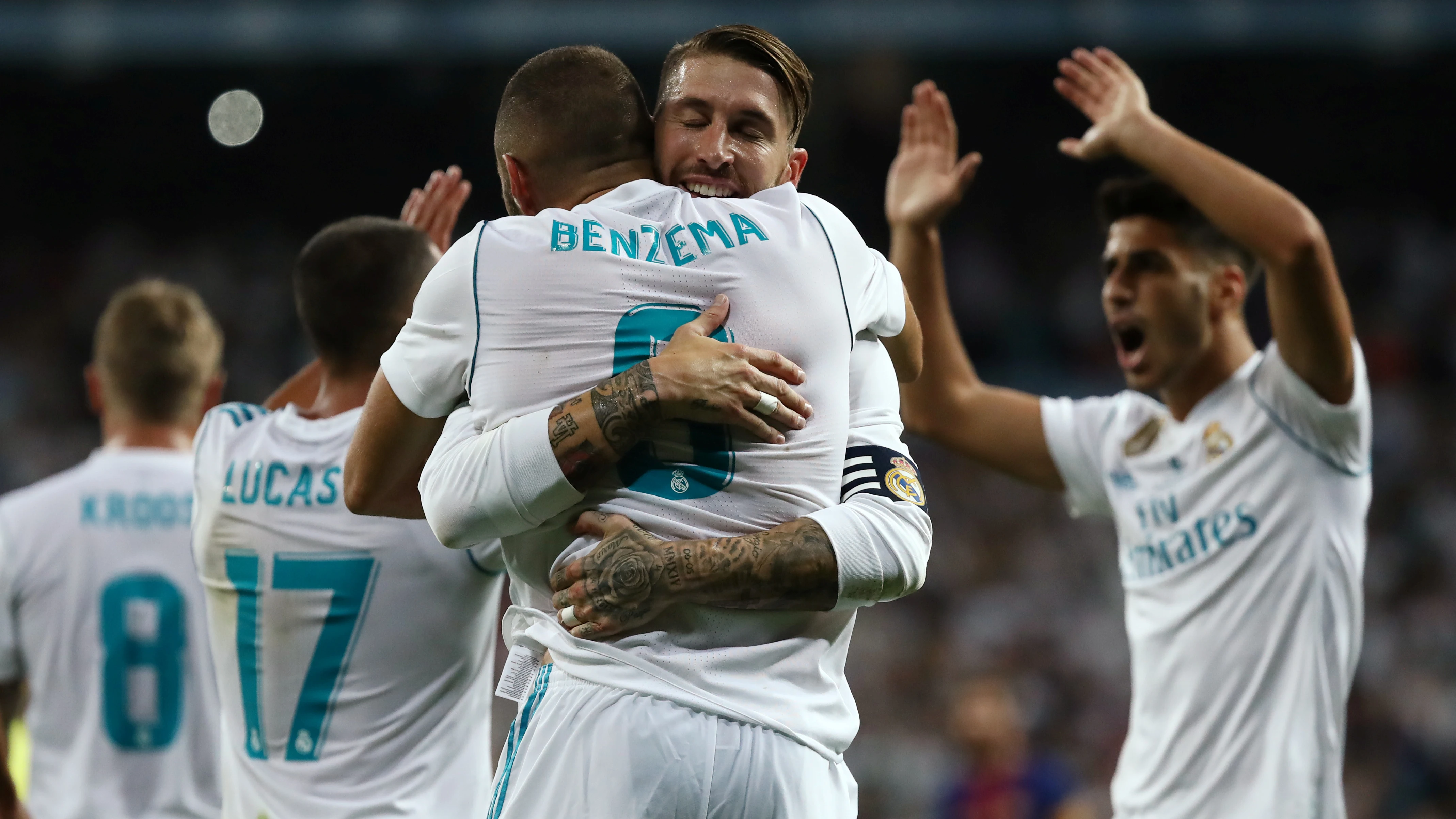 Sergio Ramos abraza a Benzema tras su gol contra el Barcelona en la Supercopa de España