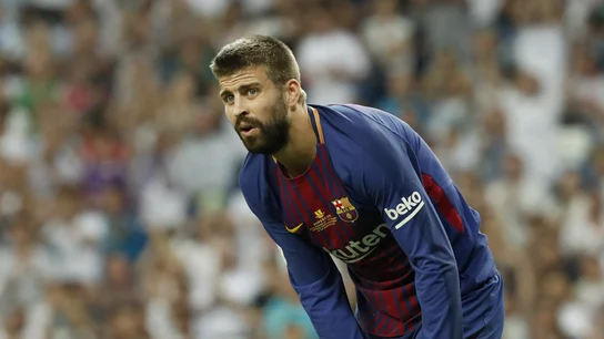Piqué se duele durante la Supercopa de España Piqué se duele durante la Supercopa de España