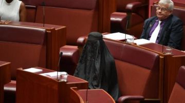 La senadora australiana Pauline Hanson acudió al Parlamento de Camberra ataviada con un burka