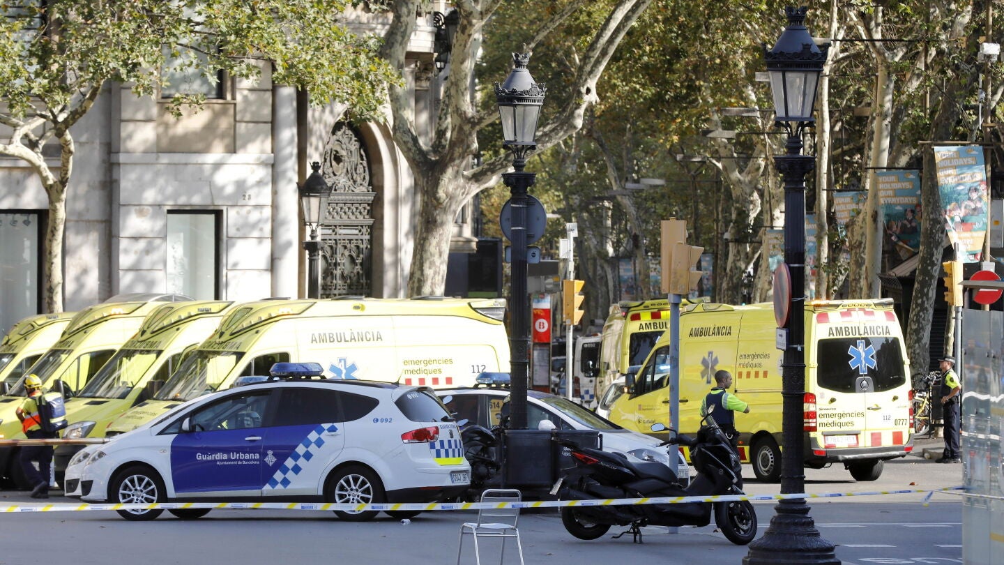 Ambulancias y efectivos de la polic&iacute;a acordonan la zona del atentado