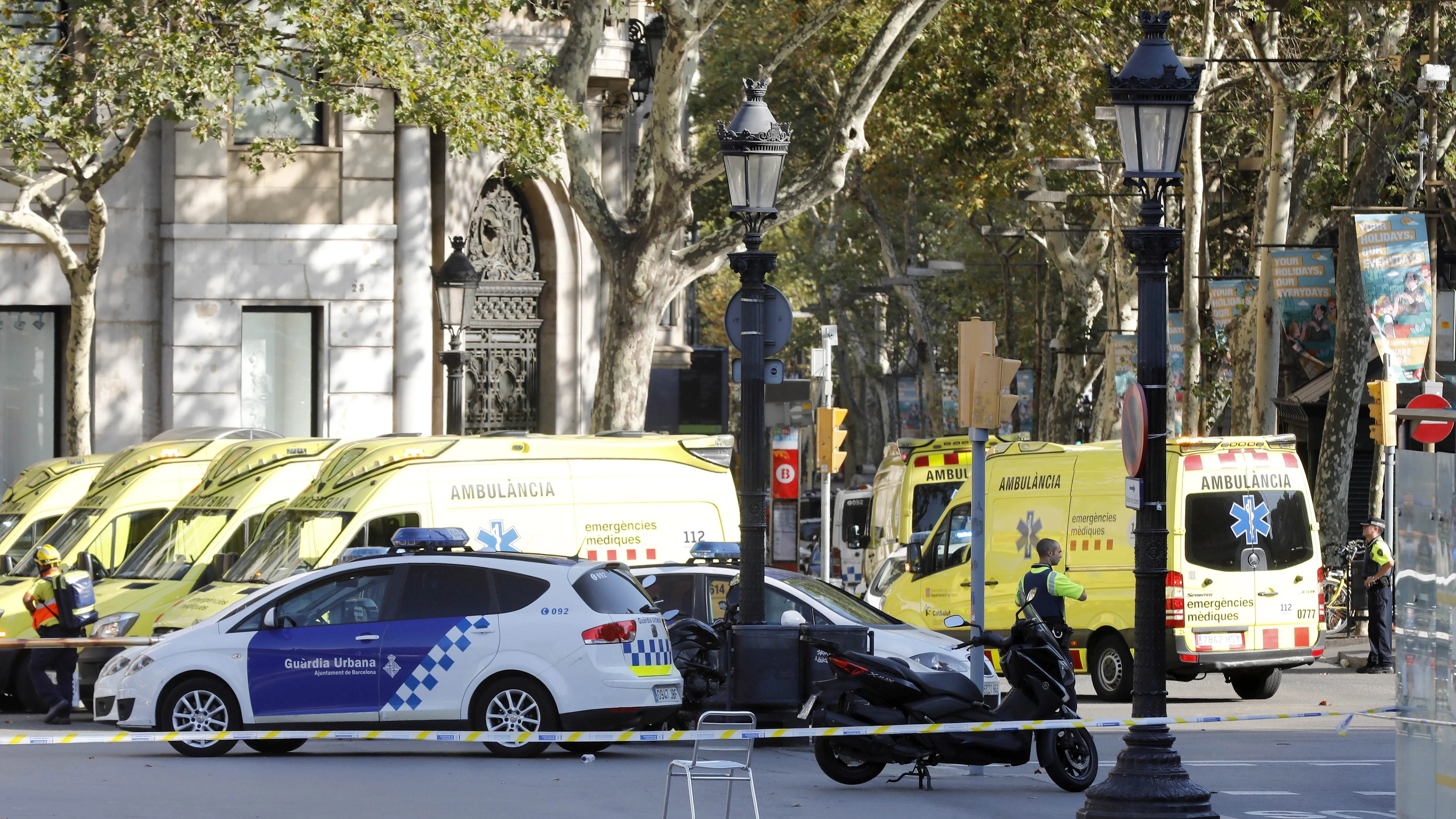 Ambulancias y efectivos de la policía acordonan la zona del atentado