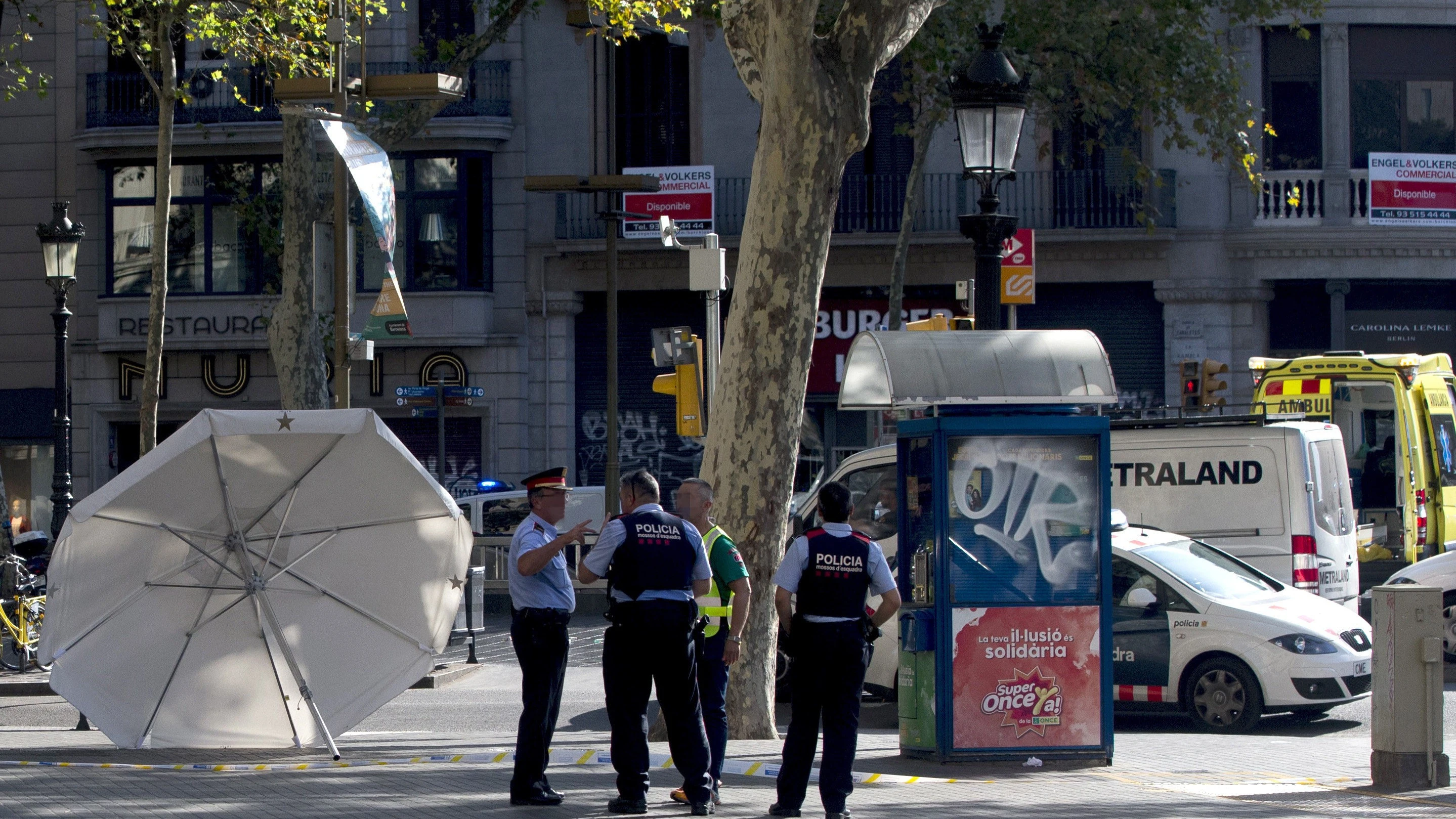 Efectivos policiales en el lugar del atentado ocurrido en las Ramblas de Barcelona