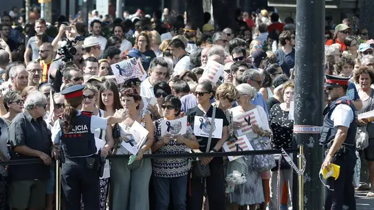 Ciudadanos, turistas y curiosos, guardan un minuto de silencio en Las Ramblas Ciudadanos, turistas y curiosos, guardan un minuto de silencio en Las Ramblas