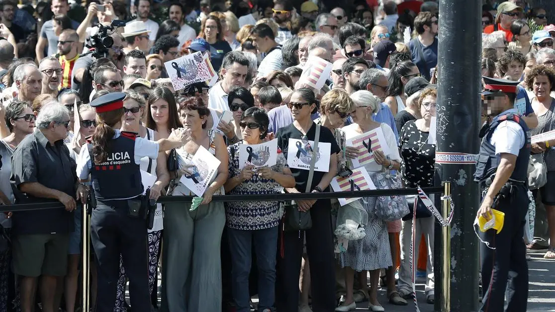  Ciudadanos, turistas y curiosos, guardan un minuto de silencio en Las Ramblas