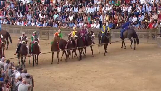 El Palio de Siena, una celebraci&oacute;n de origen medieval que lleva velocidad y fervor en la plaza del pueblo
