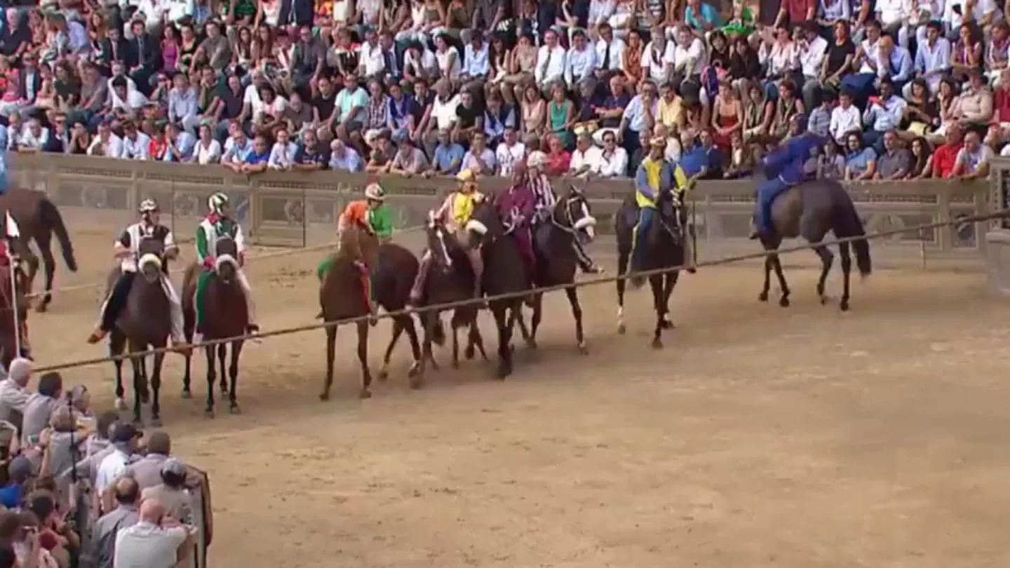 El Palio de Siena, una celebración de origen medieval que lleva velocidad y fervor en la plaza del pueblo El Palio de Siena, una celebración de origen medieval que lleva velocidad y fervor en la plaza del pueblo
