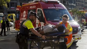 Traslado de uno de los afectados por el atentado en las Ramblas de Barcelona