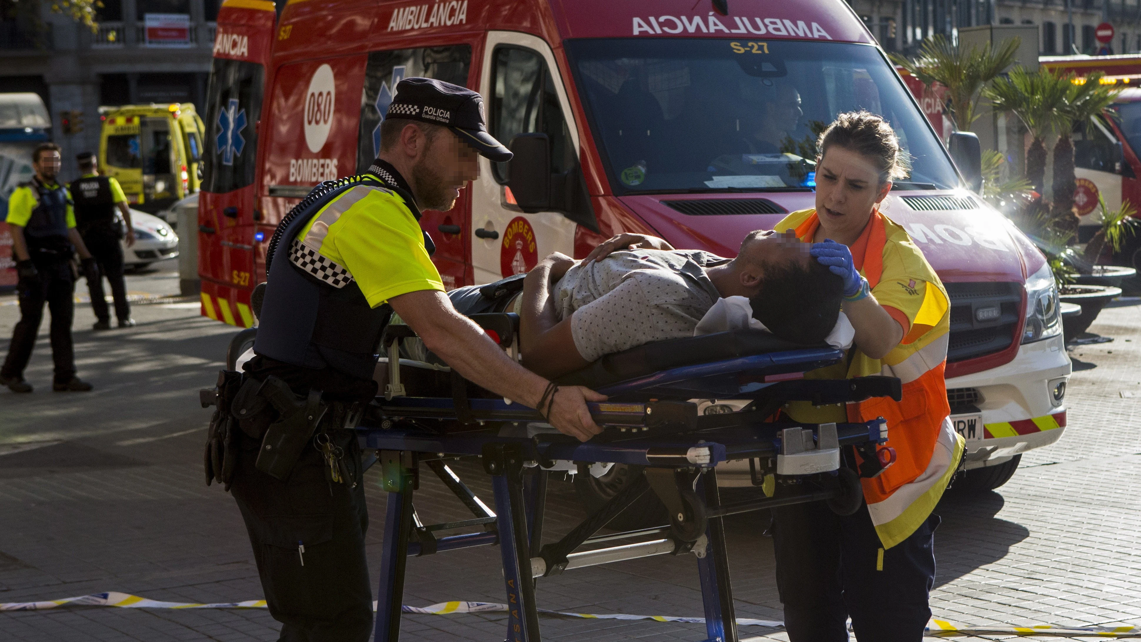 Traslado de uno de los afectados por el atentado en las Ramblas de Barcelona