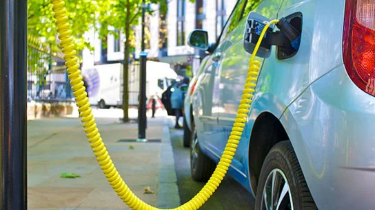 Coche eléctrico Existen una serie de medidas que intentan facilitar la conducción a aquellos que circulen con un vehículo propulsado por energías alternativas.