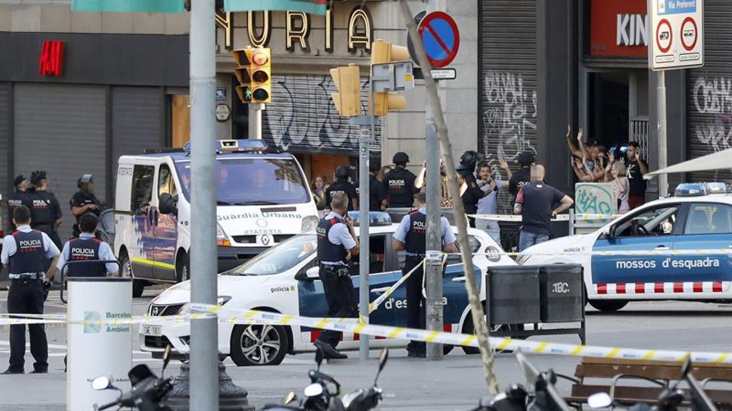 Despliegue policial en el lugar del atentado ocurrido en las Ramblas de Barcelona