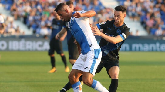 Gabriel Pires protege el bal&oacute;n ante la defensa de Burgui