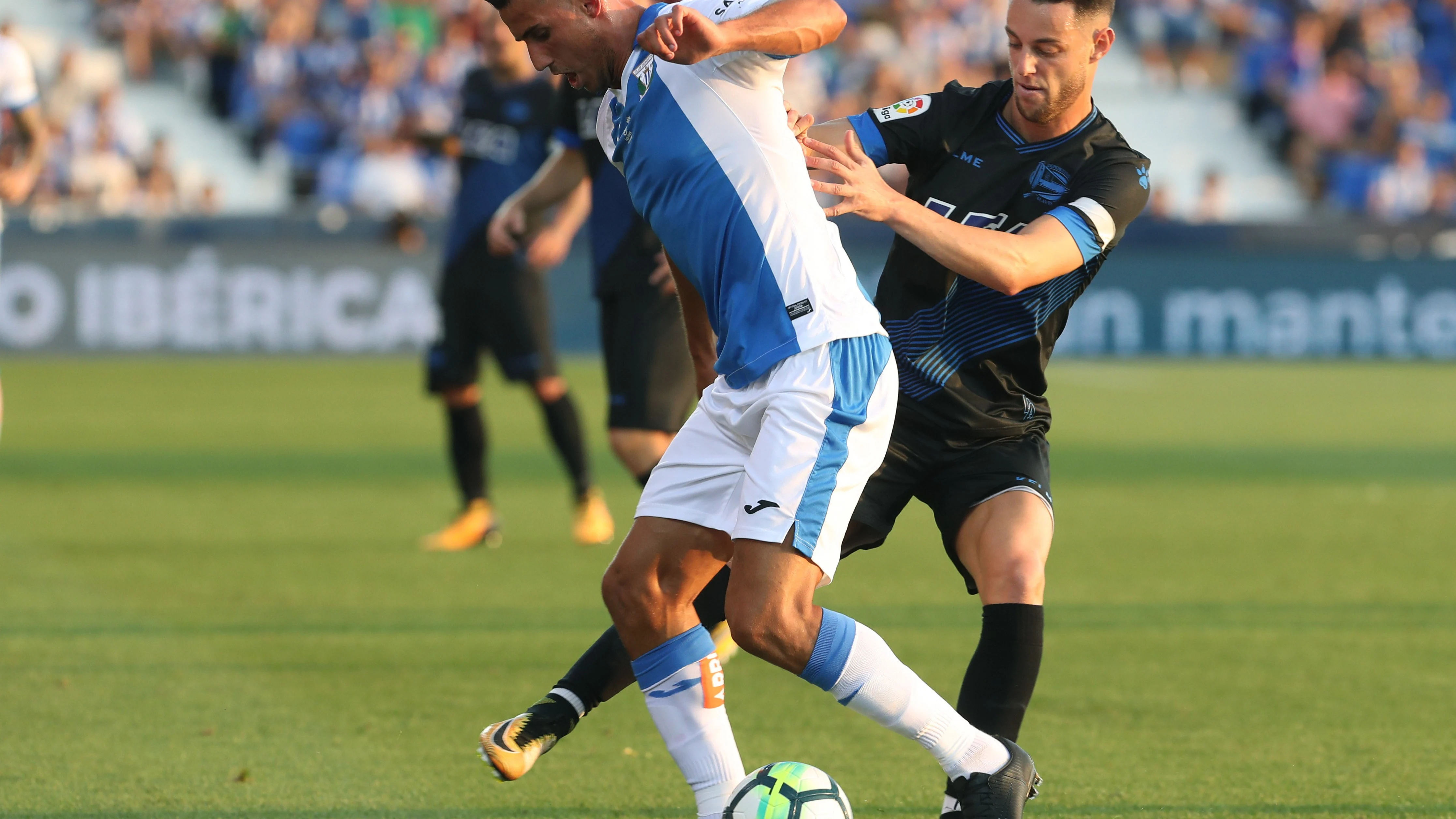 Gabriel Pires protege el balón ante la defensa de Burgui