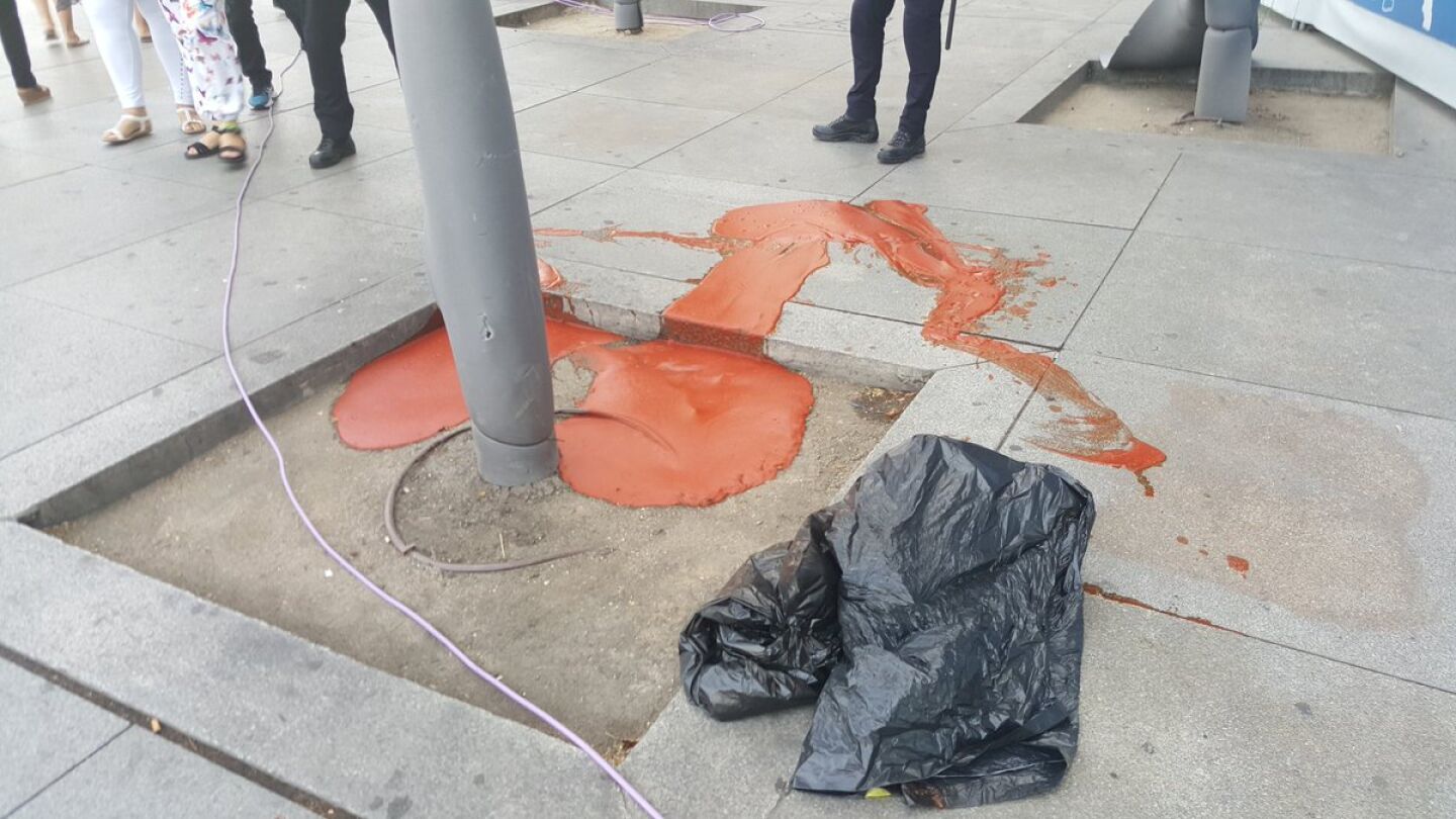 La bolsa de tomate que se intent&oacute; tirar a los asistentes al acto