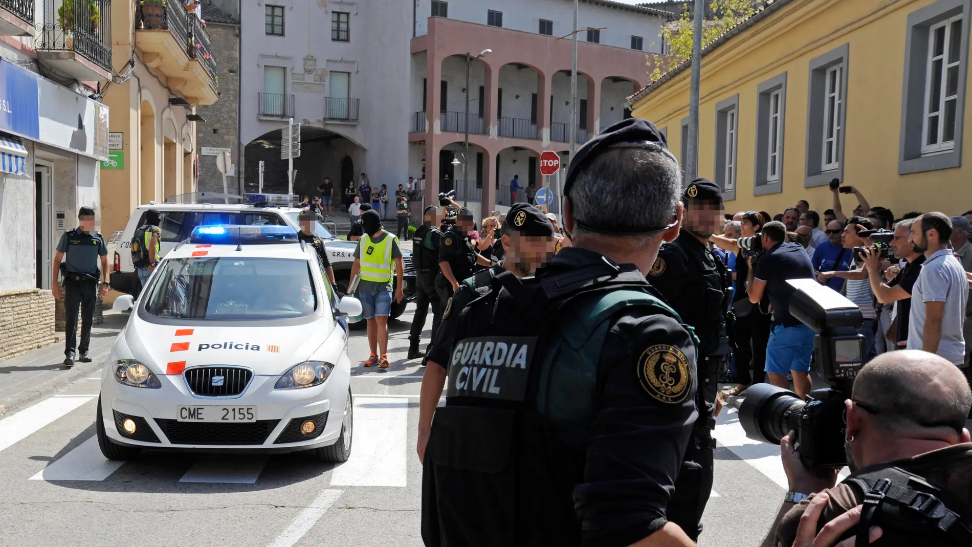 Guardia Civil y Mossos d'Esquadra en Ripoll, en Girona