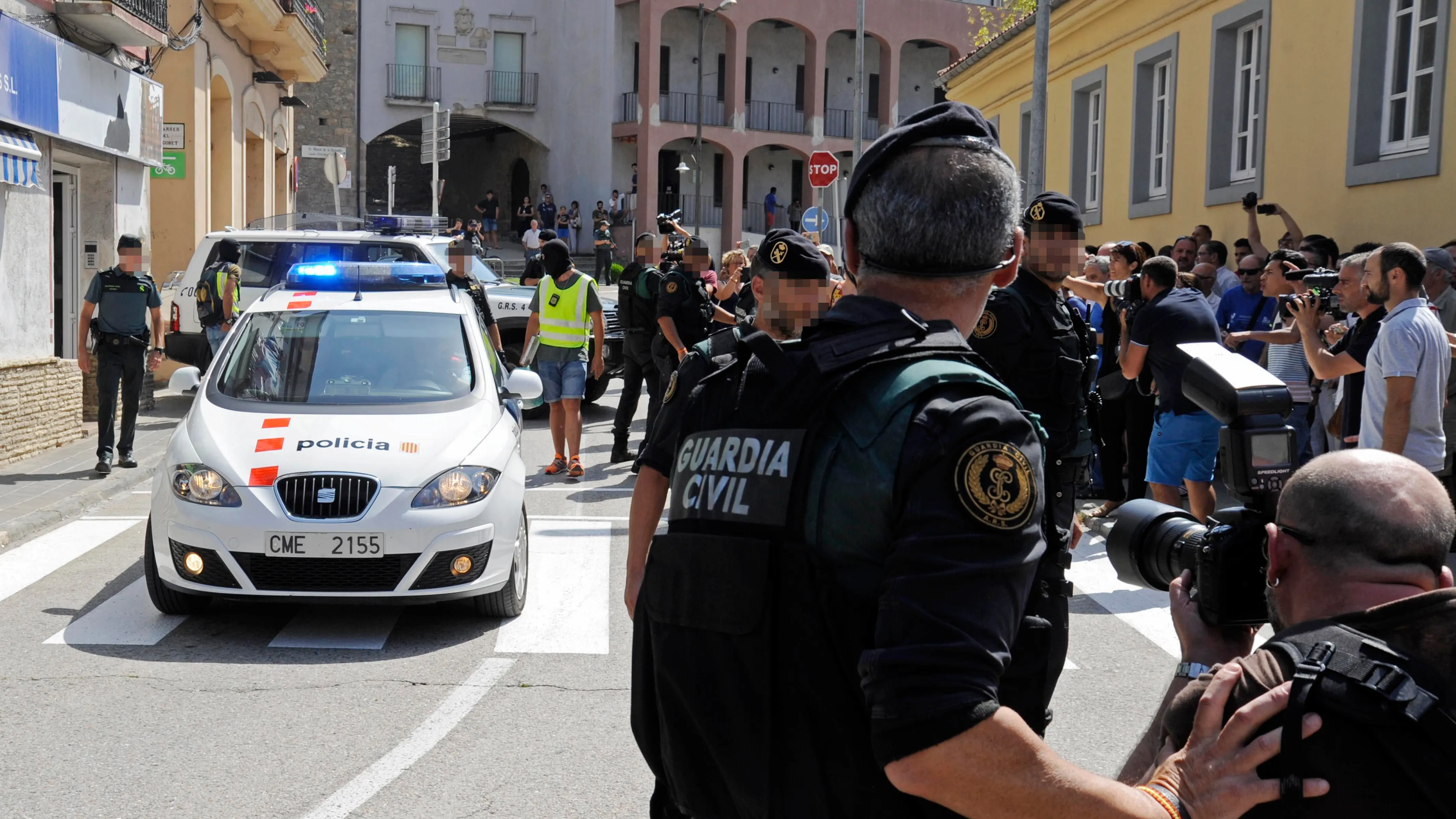 Guardia Civil y Mossos d'Esquadra en Ripoll, en Girona