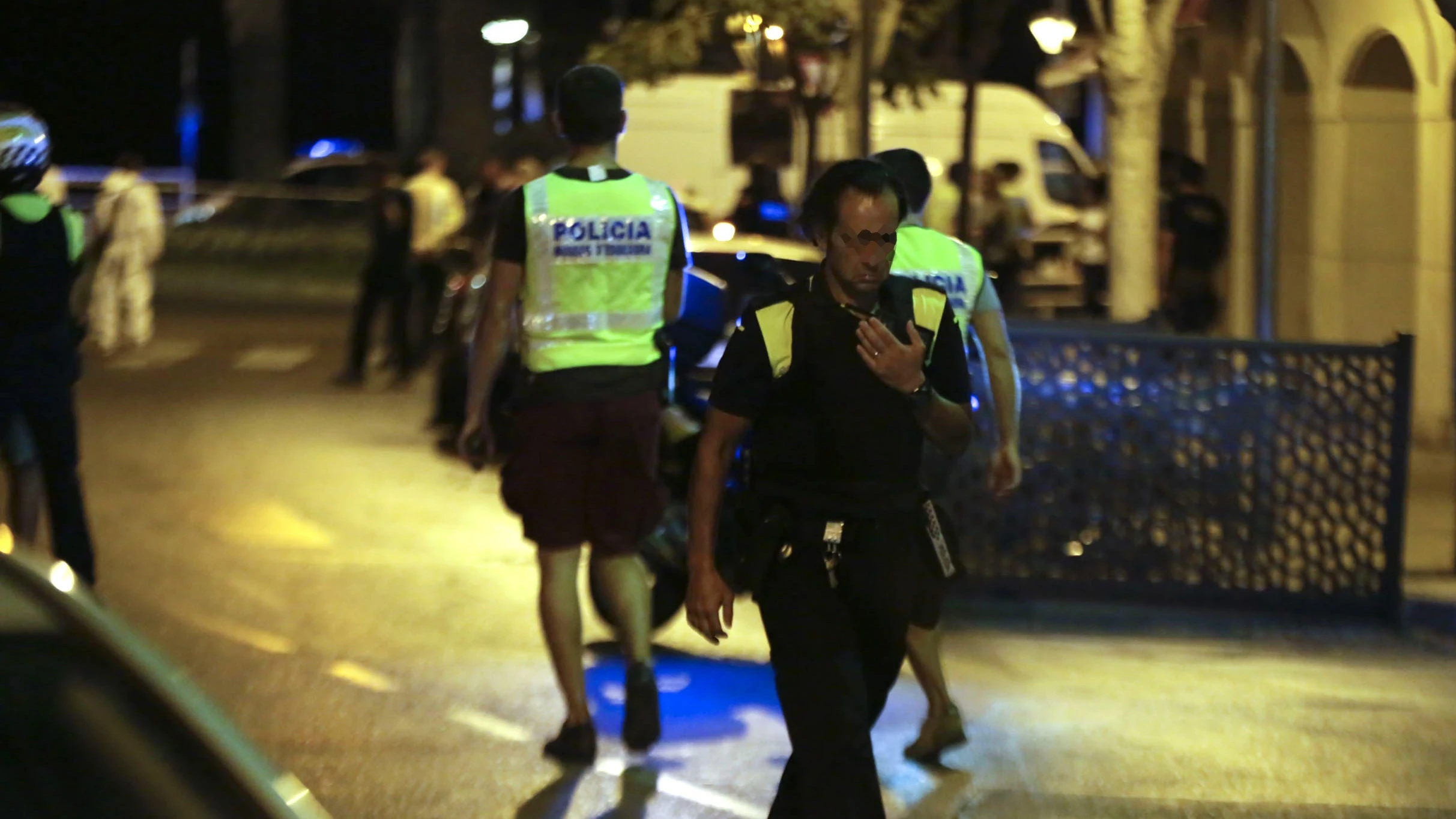 Miembros de las fuerzas seguridad en la zona del atentado en Cambrils