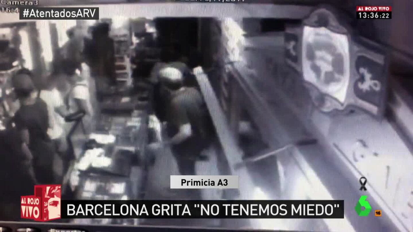 La c&aacute;mara de seguridad de un estanco recoge los momentos posteriores al atentado