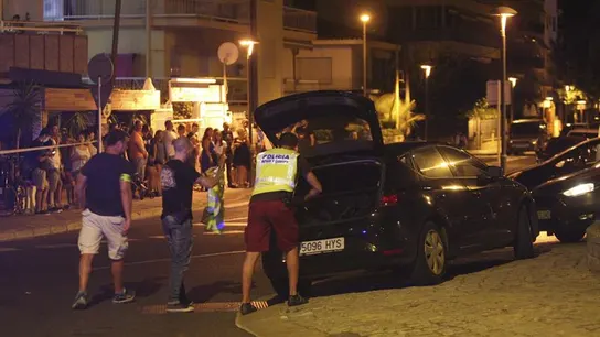 Un policía inspecciona un coche en Cambrils Un policía inspecciona un coche en Cambrils