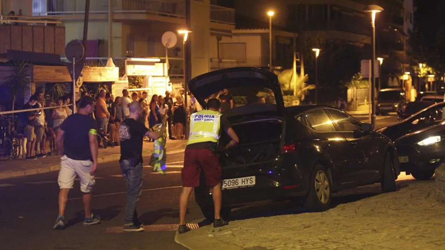 Un policía inspecciona un coche en Cambrils Un policía inspecciona un coche en Cambrils