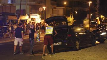 Un policía inspecciona un coche en Cambrils