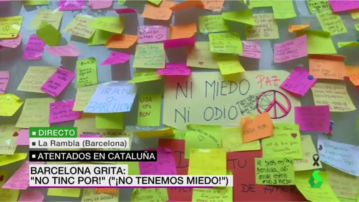 Uno de los altares improvisados con mensajes de apoyo a las víctimas Uno de los altares improvisados con mensajes de apoyo a las víctimas