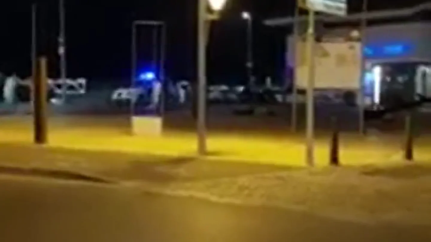 Testigos graban a los terroristas abatidos en el tiroteo de Cambrils: "¡Llevaban explosivos!" Testigos graban a los terroristas abatidos en el tiroteo de Cambrils: "¡Llevaban explosivos!"