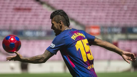 Paulinho da el balón a los aficionados en su presentación Paulinho da el balón a los aficionados en su presentación