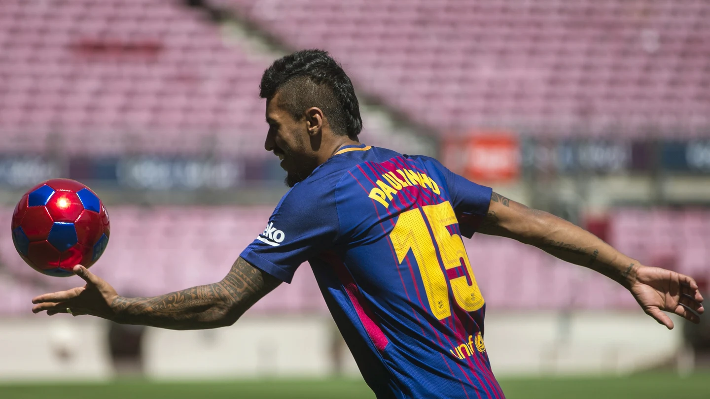 Paulinho da el balón a los aficionados en su presentación Paulinho da el balón a los aficionados en su presentación