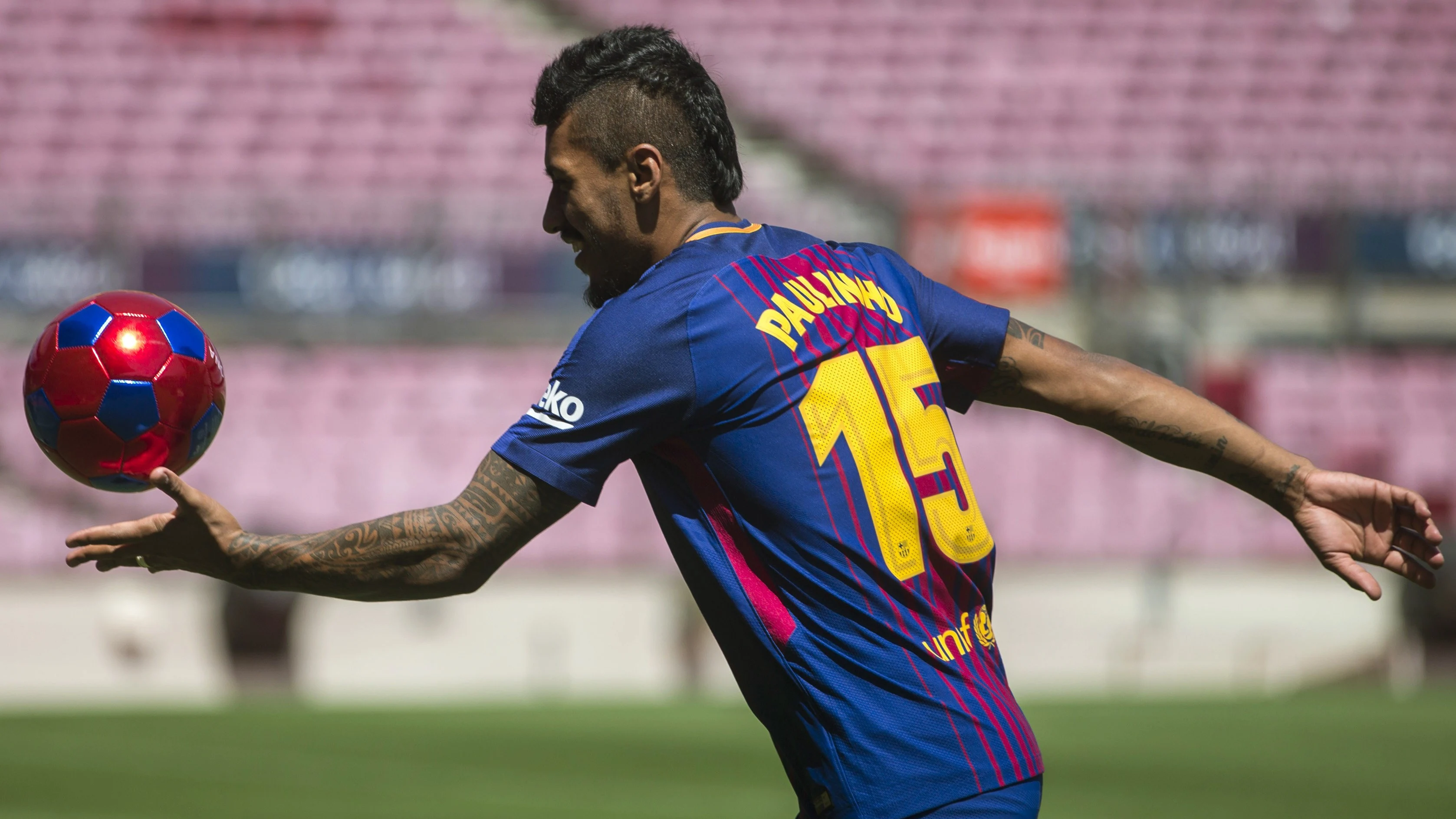 Paulinho da el balón a los aficionados en su presentación